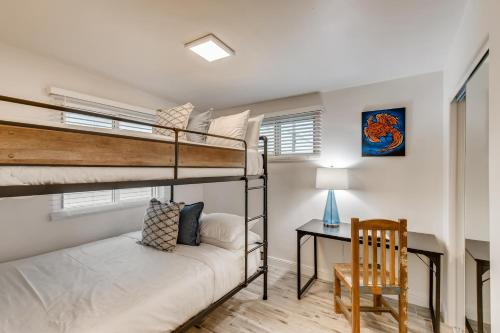 凤凰城The Urban Cowboy Bunk House的一间卧室配有两张双层床和一张书桌