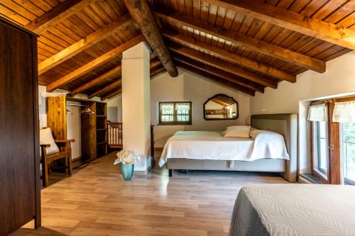 莱泽诺Villa Rosch的一间卧室设有一张床和木制天花板