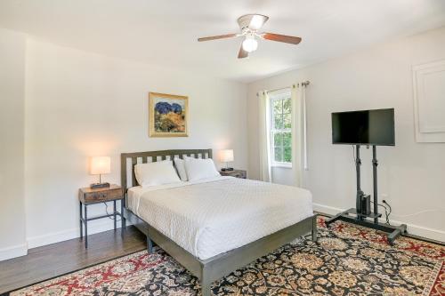 乔治敦Charming Apartment in Downtown Georgetown!的一间卧室配有一张床和一台平面电视