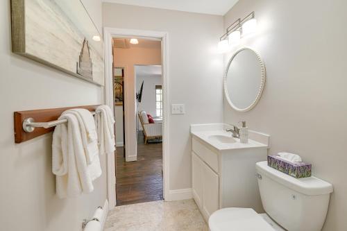 乔治敦Charming Apartment in Downtown Georgetown!的一间带卫生间、水槽和镜子的浴室