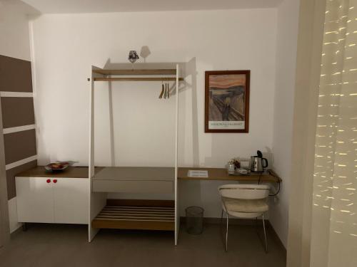 佩斯卡拉La Casa di Toni的一间设有书桌、书架和桌子的客房