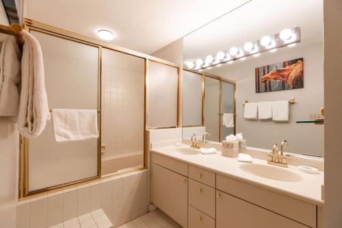范尔Scorpio Condominiums by Vail Realty的一间带两个盥洗盆和大镜子的浴室