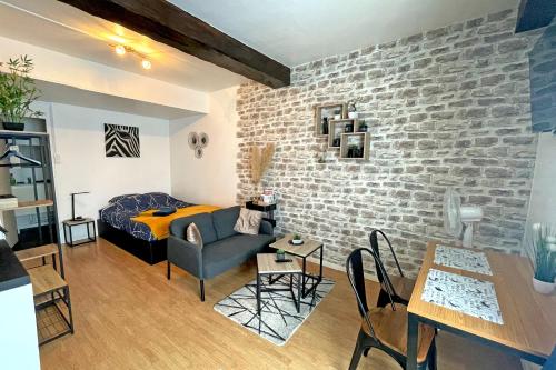 莫雷卢安河Escapade Moretaine - Cosy Studio的一间带砖墙的客厅和一间卧室