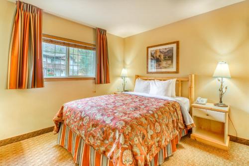 莱文沃思Icicle Village Resort 401 Aspen Abode的酒店客房设有床和窗户。