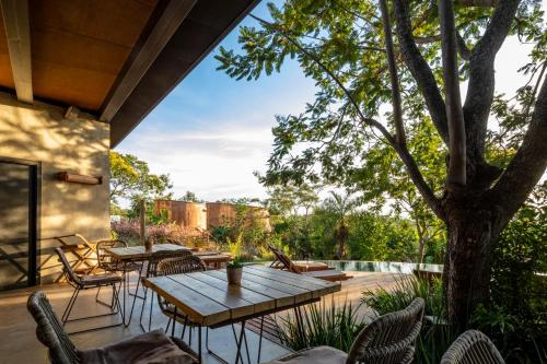 圣贝纳迪诺Tava Cerro的庭院配有桌椅和一棵树