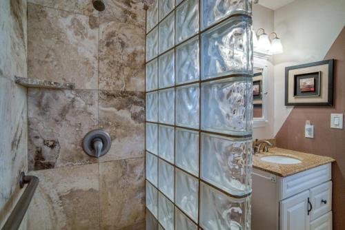 怀卢库Suite Maui Paradise Condo的浴室设有玻璃墙淋浴