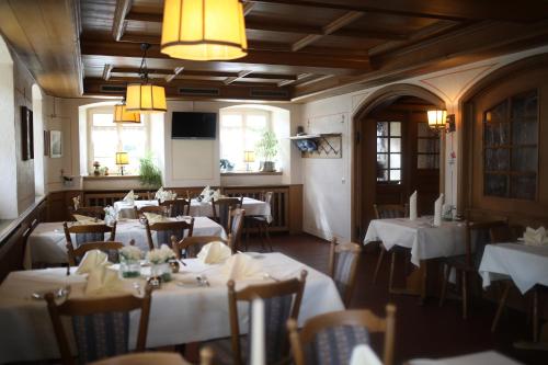 斯特滕阿卡顿玛Gasthaus Hotel zum Kreuz的餐厅配有桌椅和白色桌布
