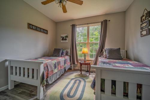 丹德里奇Charming Family Country Lane Cottage 3 min to lake的一间卧室设有两张床和窗户。