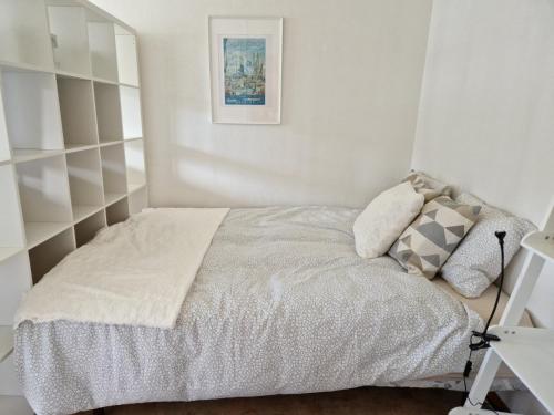 哥德堡Nära centrum的一间小卧室,配有白色床单