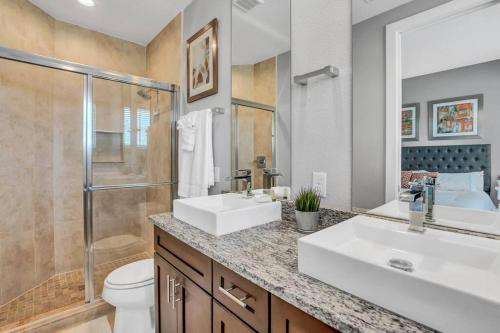 奥兰多NEW awesome dream house, 5 Min to Disney的一间带水槽、卫生间和淋浴的浴室