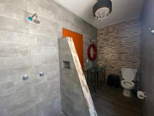 瓦兹特佩克Casa en Oaxtepec的浴室配有淋浴和卫生间。