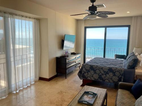 雅科Jaco Oceanfront Condo #1119 in a Luxury Resort的客厅配有一张床,享有海景