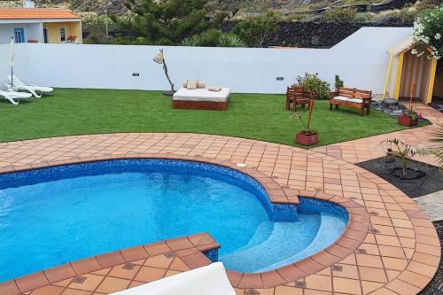 马佐Estrella de Sal的庭院中的小型游泳池,设有庭院