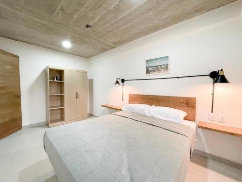 圣克鲁斯华特库Rooms Huatulco的一间卧室,卧室内配有一张大床