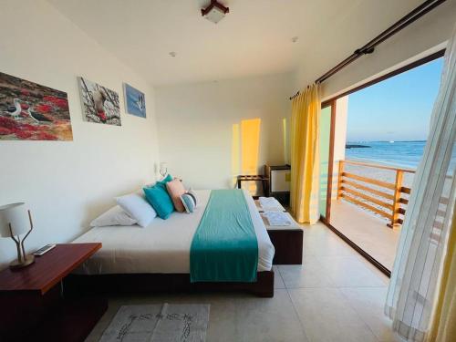 比亚米尔港Cormorant Beach House的一间卧室设有一张床,享有海景