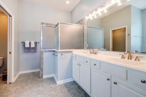 杰克逊维尔Spacious Jacksonville Vacation Home - Private Pool的一间带两个盥洗盆和大镜子的浴室