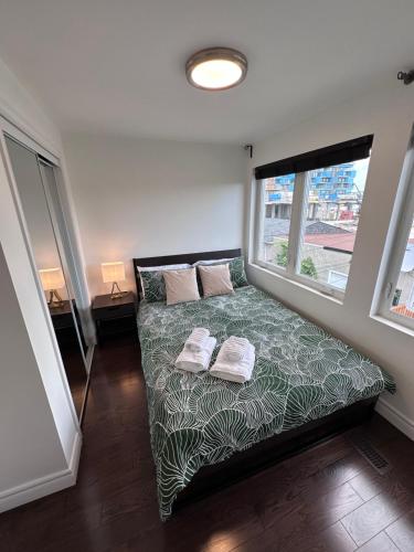 多伦多Toronto GREAT Located的一间卧室配有一张带两个枕头的床
