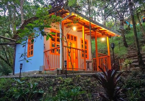 圣埃伦娜ENCANTO Minicasitas en medio de la naturaleza的树林中的一个小房子