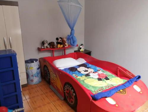 特鲁希略Apartamento familiar的儿童卧室,带玩具车床