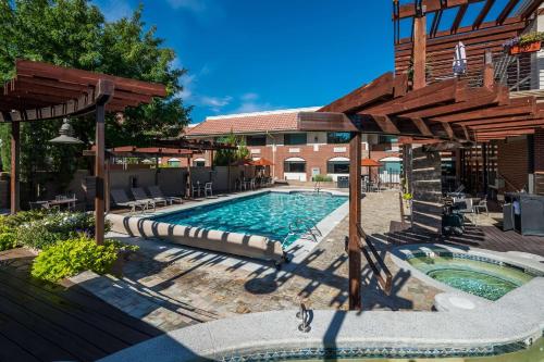 摩押贝斯特韦斯特普勒斯峡谷之地旅馆的一座游泳池,位于一座带建筑物的庭院内