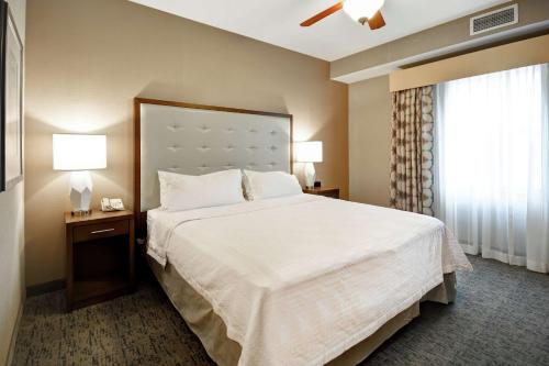 博伊西博伊西希尔顿惠庭套房酒店的酒店客房设有一张床、两盏灯和一扇窗户。