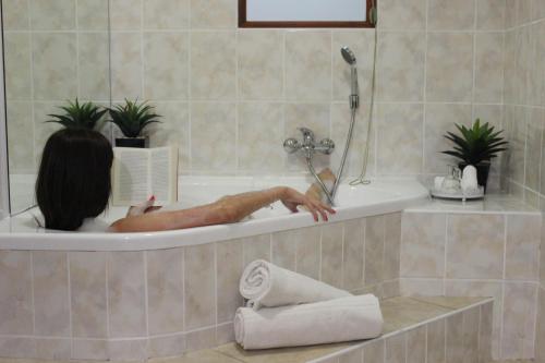 阿尔弗雷德港皇家宾馆的浴缸里的人读书