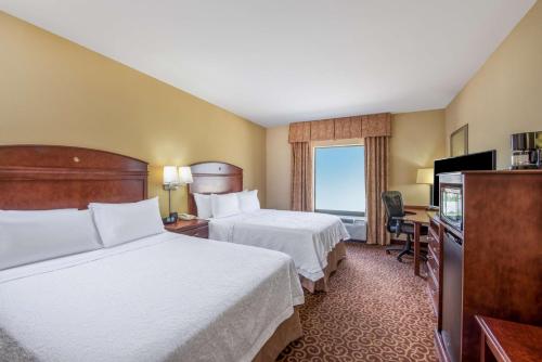 俄克拉何马城俄克拉荷马城汉普顿酒店及套房 - 南部的酒店客房设有两张床和电视。