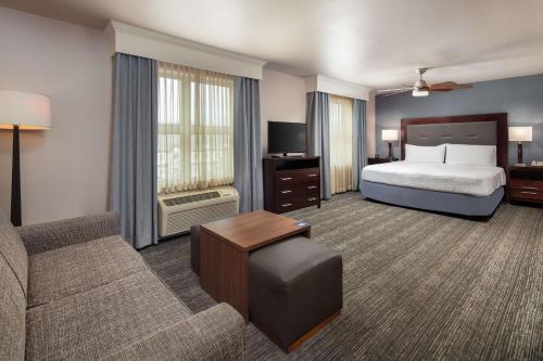 Cordelia JunctionHomewood Suites by Hilton Fairfield-Napa Valley Area的酒店客房,配有床和沙发