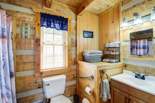 Bean StationNoes Rest Wheelchair-Friendly Cherokee Lake Cabin的一间带卫生间和水槽的浴室