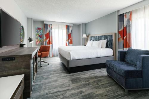 坦帕坦帕市区伊博尔城汉普顿套房酒店的酒店客房,配有床和沙发
