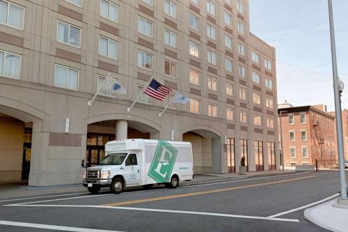 波士顿波士顿洛根机场使馆套房酒店的停在大楼前的白色卡车