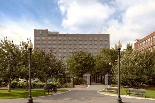 波士顿波士顿洛根机场使馆套房酒店的一个带长椅的公园和一个背景建筑