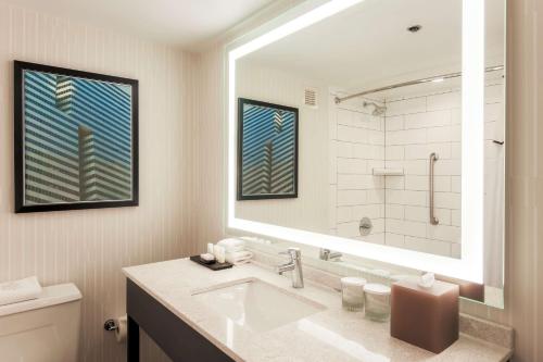 达拉斯达拉斯爱田希尔顿合博套房酒店的一间带水槽和大镜子的浴室