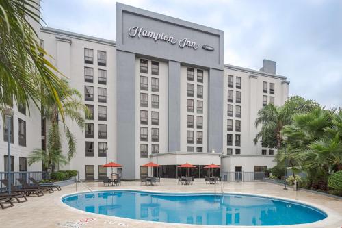 蒙特雷Hampton by Hilton Monterrey Galerias Obispado的享有安纳海姆汉普顿旅馆套房的外部景色。
