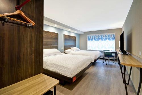 奇科皮斯普林菲尔德/奇科皮戴斯酒店的酒店客房设有两张床和电视。