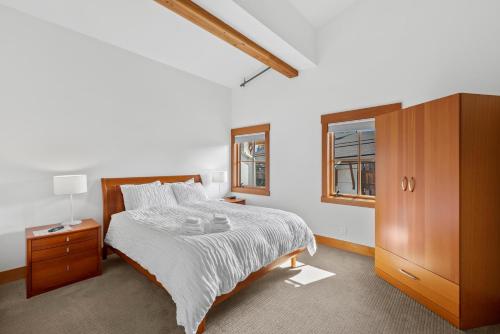 莱文沃思Klonaqua的一间卧室配有一张大床和一个木制橱柜