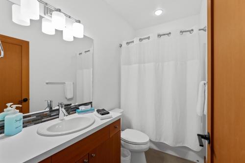 莱文沃思Klonaqua的白色的浴室设有水槽和卫生间。