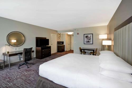 贝德福德公园DoubleTree by Hilton Chicago Midway Airport, IL的酒店客房设有一张白色大床和一张书桌