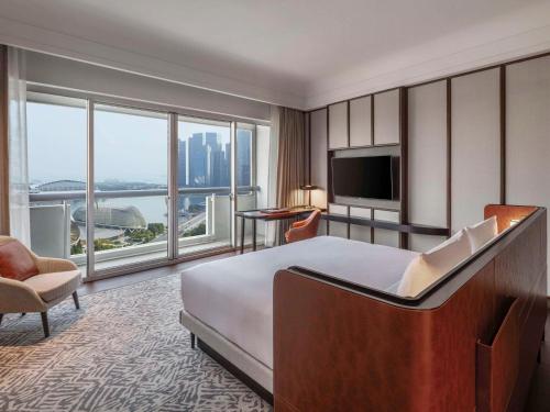 新加坡Fairmont Singapore的酒店客房设有一张床和一个大窗户