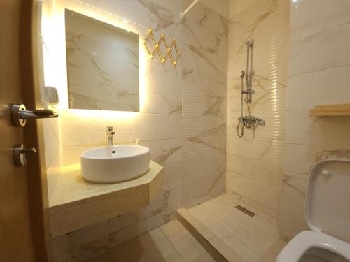 西迪拉哈尔Sidi Rahal Blue View, Piscine & mer sans vis-à-vis的白色的浴室设有水槽和淋浴。