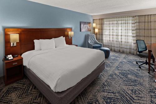 斯帕坦堡Best Western Spartanburg Northwest的酒店客房设有一张大床和一张书桌。