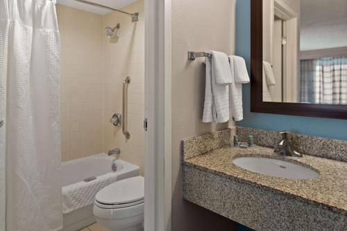斯帕坦堡Best Western Spartanburg Northwest的一间带水槽、卫生间和镜子的浴室