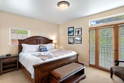 莱文沃思Apres Ski Chalet的一间卧室配有一张床、一把椅子和窗户。
