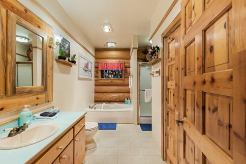莱文沃思Bear Ridge Cabin的浴室配有盥洗盆、卫生间和浴缸。