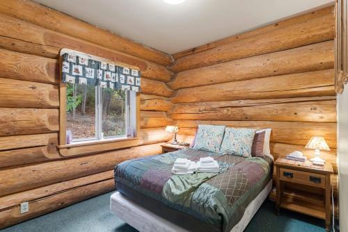 莱文沃思Bear Ridge Cabin的小木屋内一间卧室,配有一张床