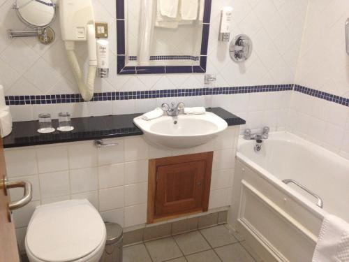 基尔福德亚姆斯酒店的一间浴室