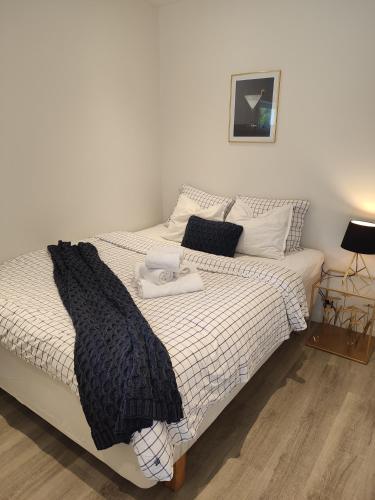 哥德堡Göteborgs Pärla的一间卧室配有一张带黑白色棉被的床