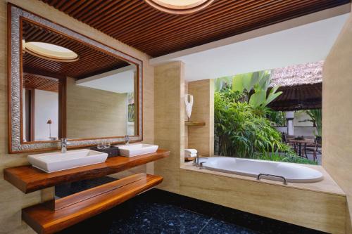 努沙杜瓦Amarterra Villas Resort Bali Nusa Dua, Autograph Collection的一间带两个盥洗盆和大镜子的浴室