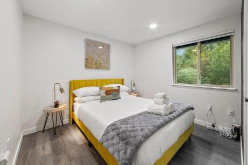 柯克兰NEW Fully Remodeled, Updated 8 beds, 3 baths High End Modern Home Private WaterFront的一间卧室设有一张大床和一个窗户。