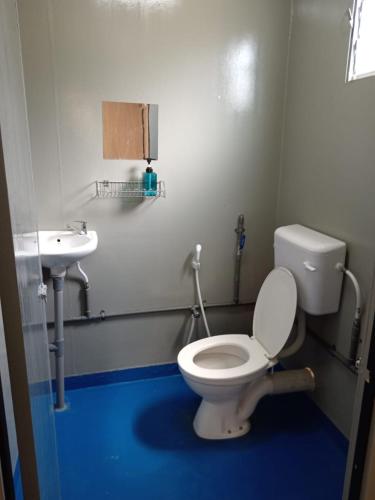 双溪大年Homestay Pinang Tunggal Cabin的浴室配有白色卫生间和盥洗盆。
